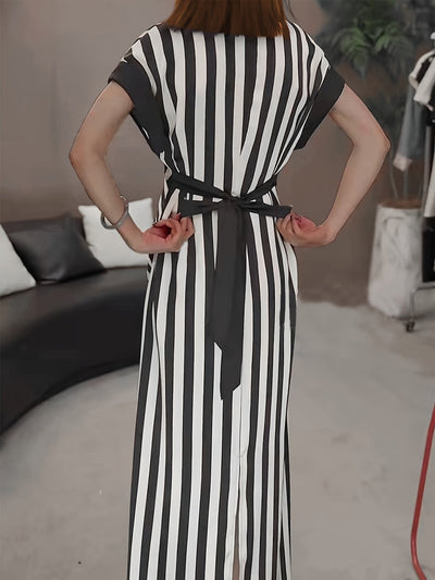 Elegantes gestreiftes Maxikleid - Frecher Ausschnitt, Krawatte und A-Linien-Schnitt