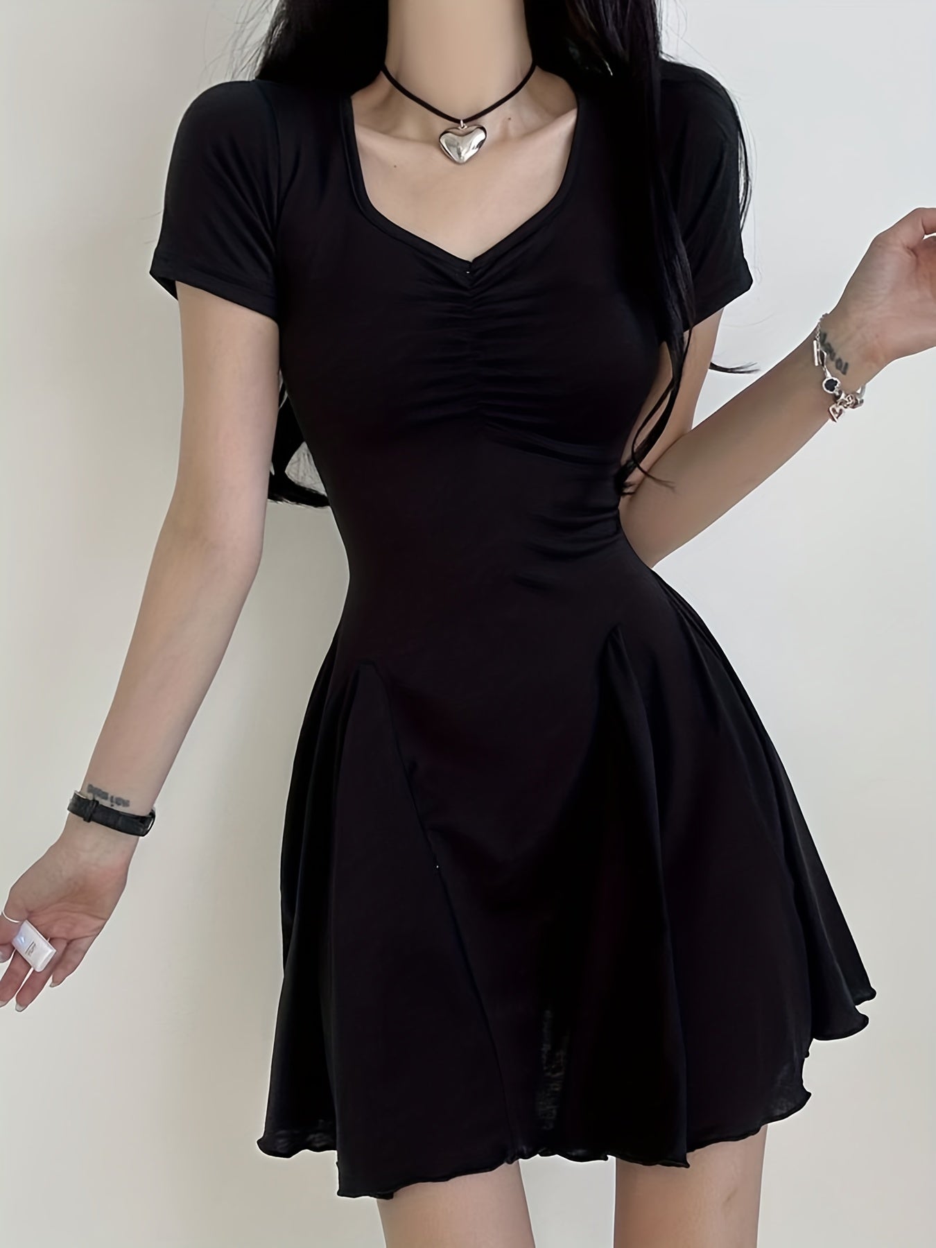 Schwarzes Sommerkleid mit Ausschnitt und plissiertem Rock