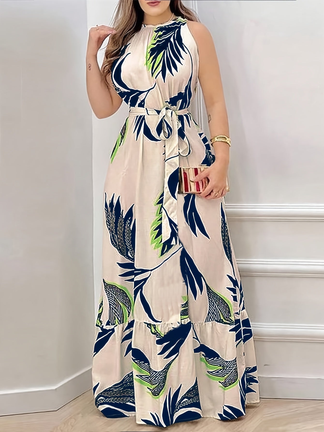 Elegantes ärmelloses langes Kleid mit tropischem Blumenmotiv