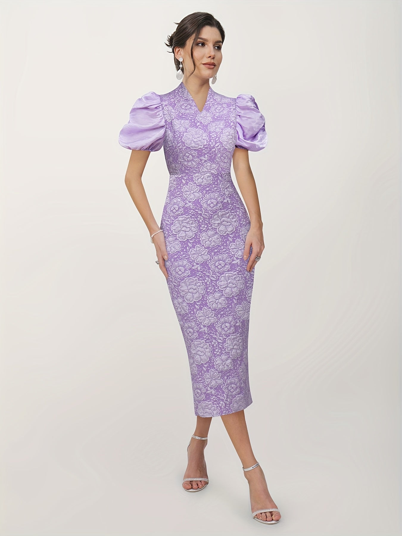 Elegantes Bodycon-Kleid mit kurzen Ärmeln - floraler V