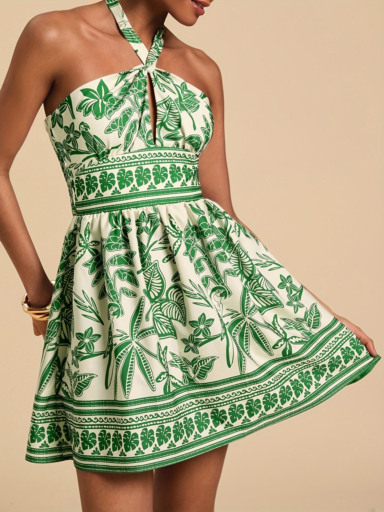 Sommerkleid mit grünem und schwarzem Blumenmuster und Schnürung