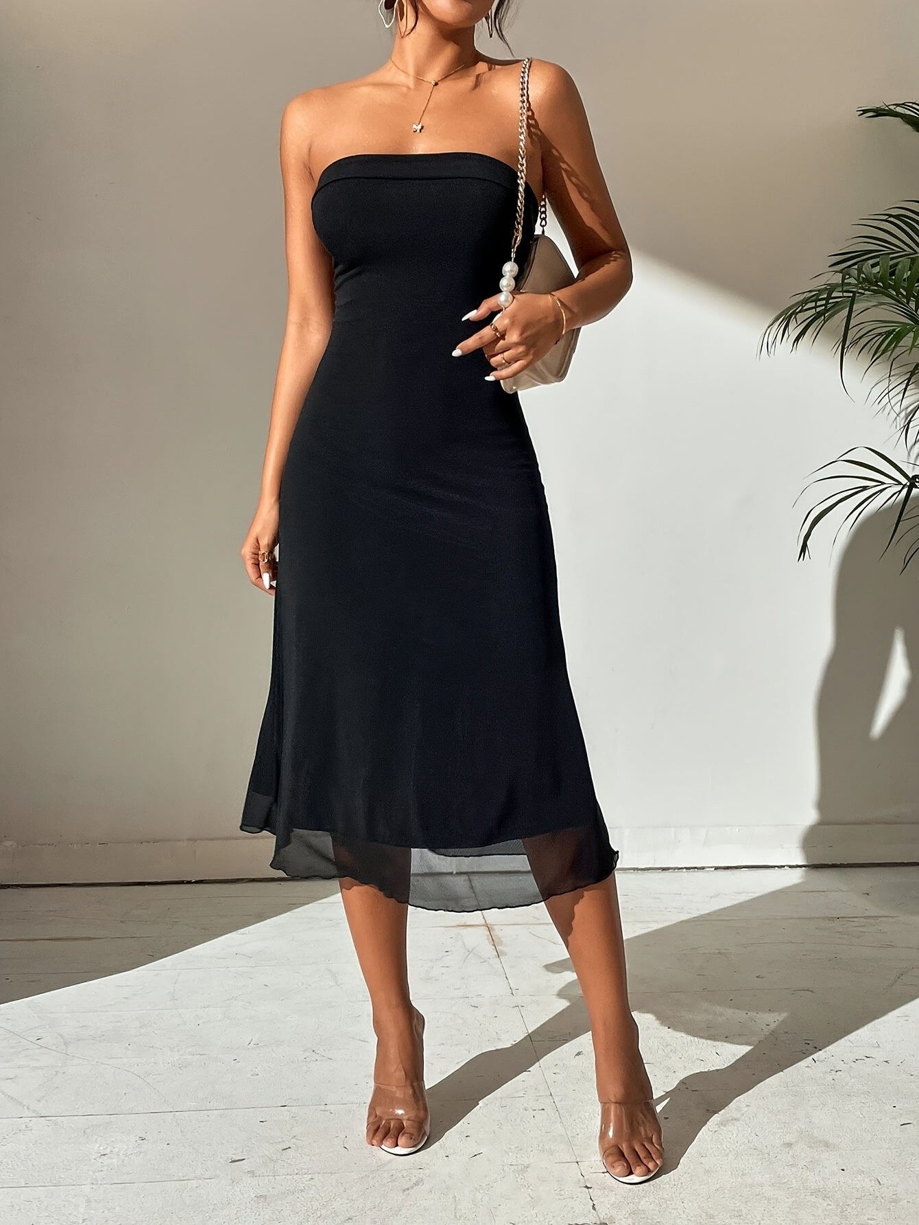 Schwarzes trägerloses Kleid mit elastischem Volant, elegant für den Sommer
