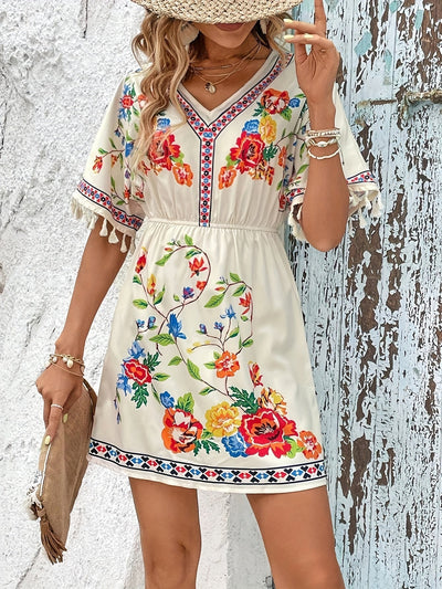 Kleid mit spitzem Ausschnitt, quadratischem Muster und Quasten, eleganten kurzen Ärmeln