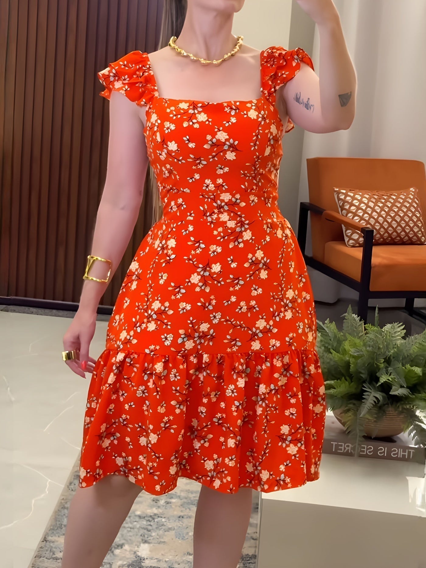 Ärmelloses Damenkleid mit roten Blumen, quadratischer Ausschnitt Fluid-Schnitt