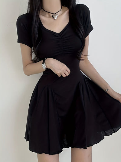 Schwarzes Sommerkleid mit Ausschnitt und plissiertem Rock