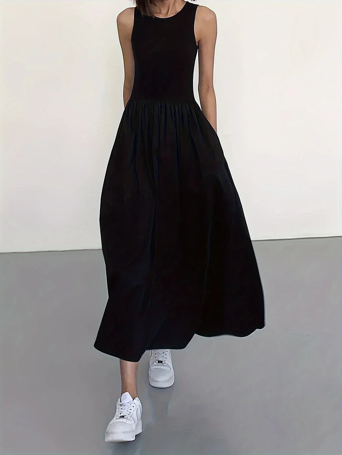 Lässiges ärmelloses Midikleid – Elegantes Swingkleid in A-Linie mit rundem Ausschnitt.