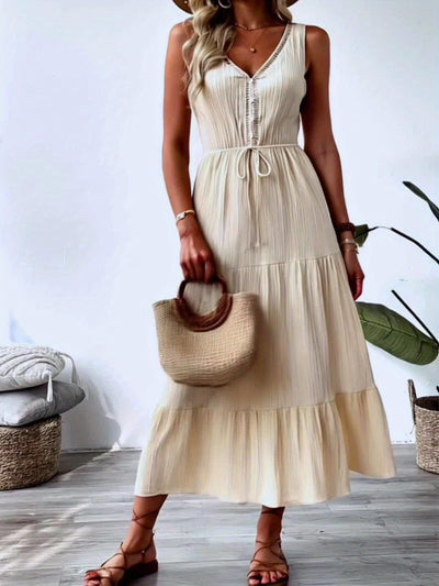 Beigefarbenes Sommerkleid mit V-Ausschnitt, ärmellos, leicht und luftig.