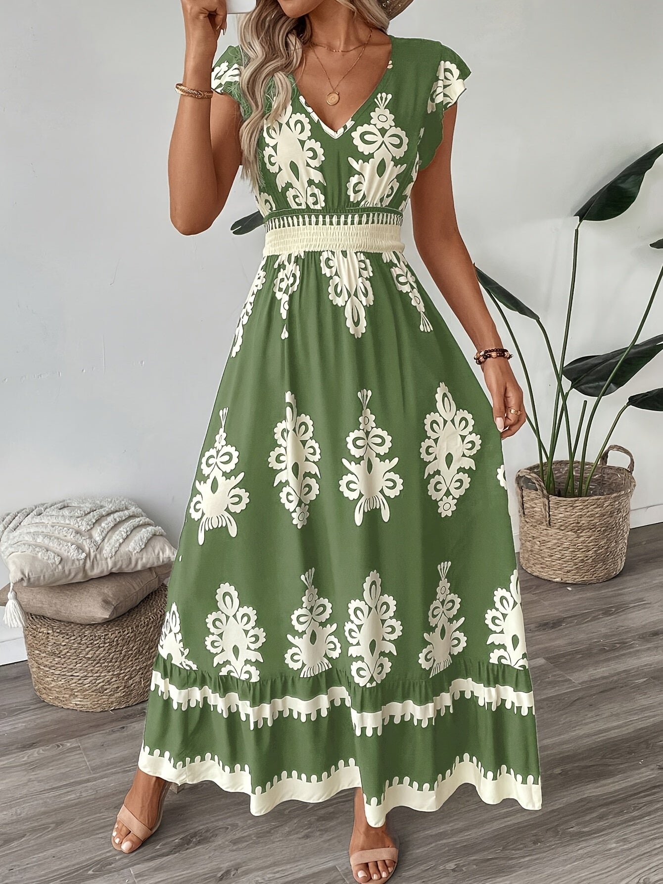 Dunkelblaues Blumenkleid mit V-Ausschnitt und Rüschen