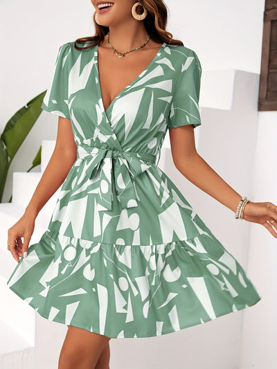 Bedrucktes Kleid mit frechem Ausschnitt - A-Linie, Volant und Taillenband