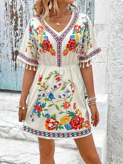 Kleid mit spitzem Ausschnitt, quadratischem Muster und Quasten, eleganten kurzen Ärmeln