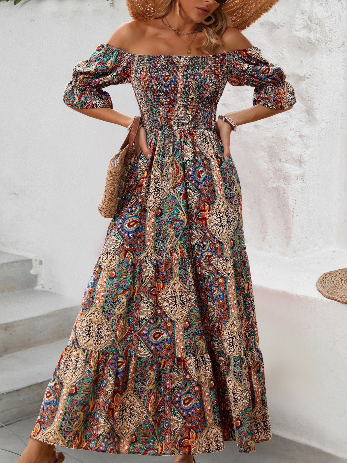 Schulterfreies Sommerkleid mit geometrischem Muster