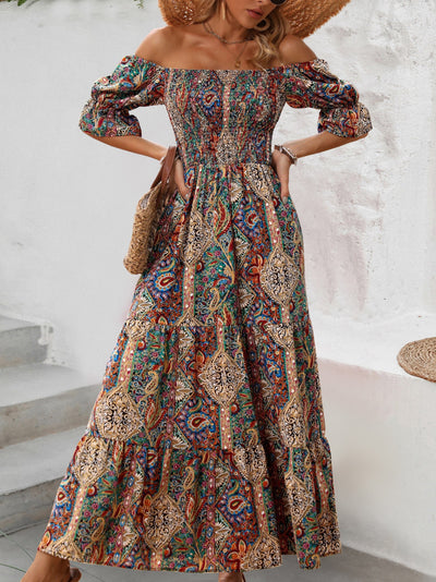 Schulterfreies Sommerkleid mit geometrischem Muster