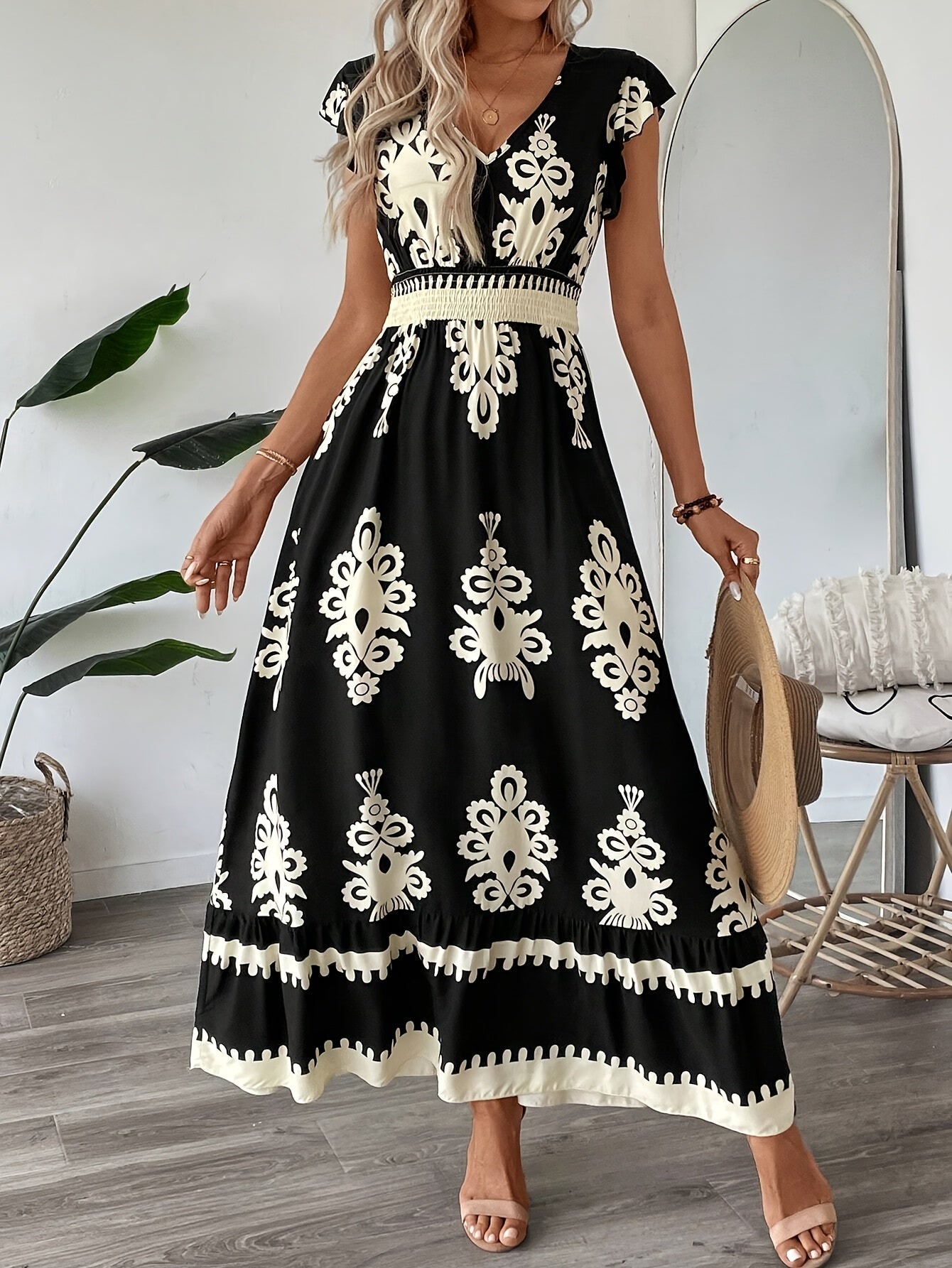 Dunkelblaues Blumenkleid mit V-Ausschnitt und Rüschen
