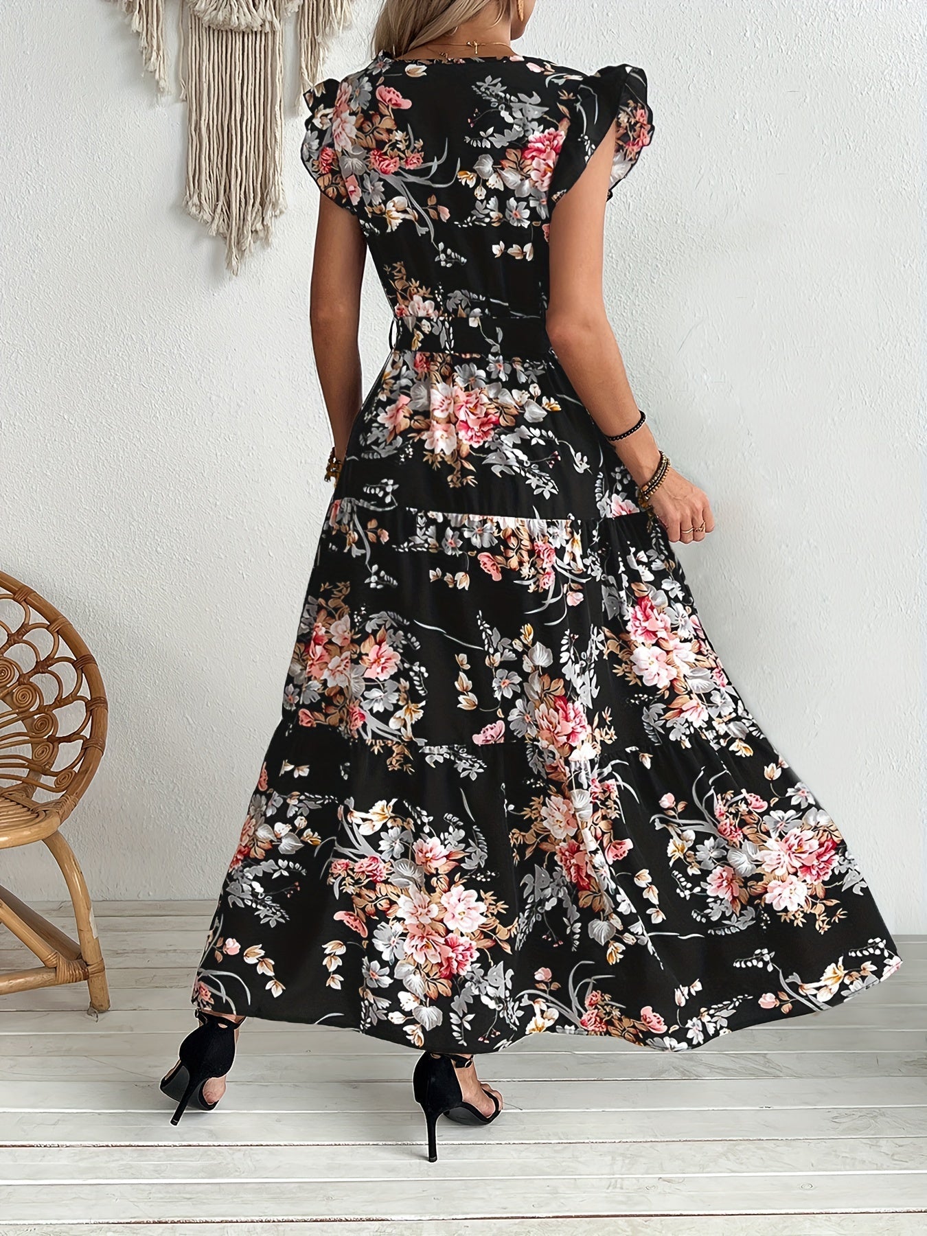 Schwarzes Sommerkleid mit Blumenmuster, Gürtel und Volant