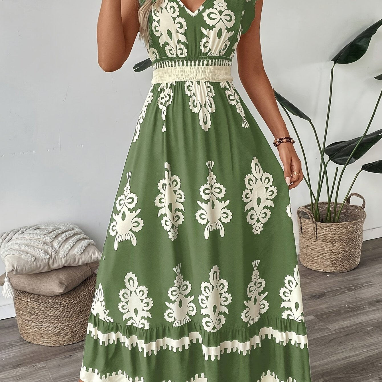 Dunkelblaues Blumenkleid mit V-Ausschnitt und Rüschen