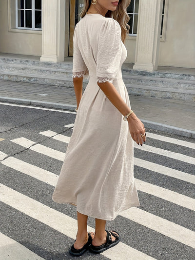 Elegantes apricotfarbenes Midikleid mit Spitze und langen Ärmeln