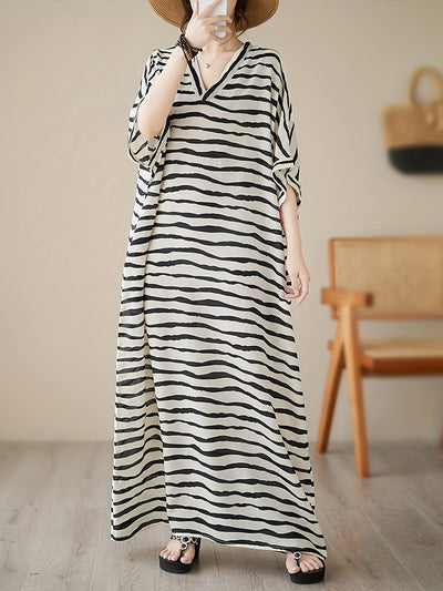 Gestreiftes Kleid in Übergröße mit V-Ausschnitt - Holiday Style