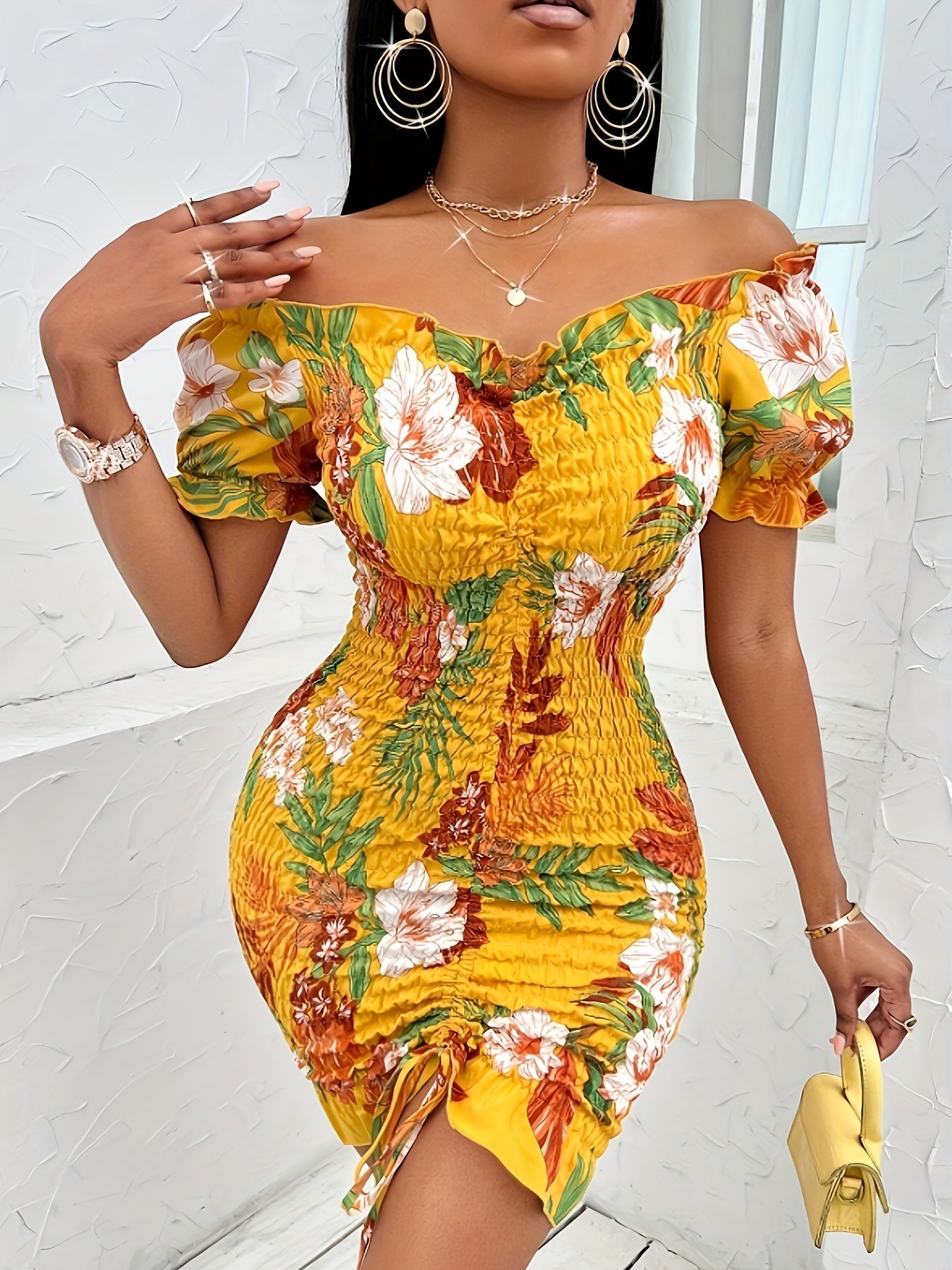 Gelbes, schulterfreies Bodycon-Sommerkleid mit Blumenmuster