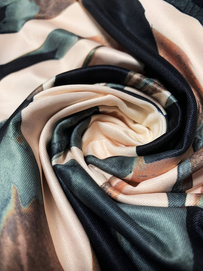 Schwarzes trägerloses Kleid mit tropischem Muster aus Polyesterstrick