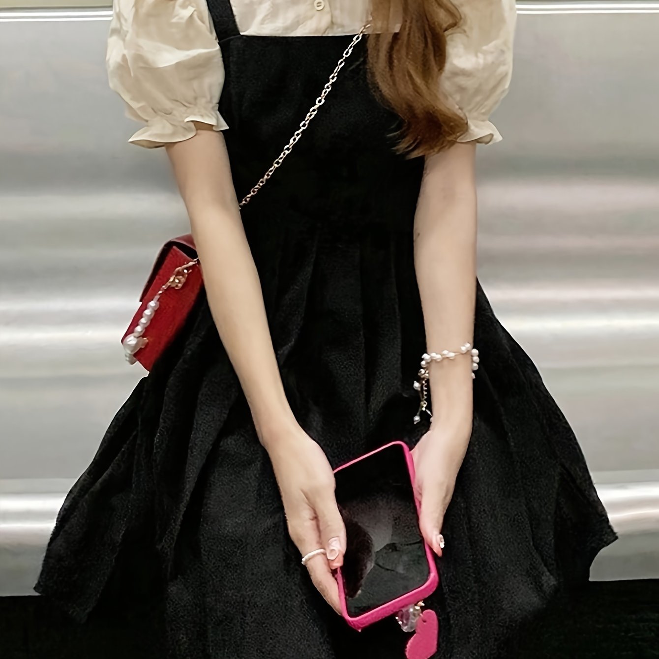 Schwarz-weißes Hemdkleid mit Puffärmeln und flachem Kragen