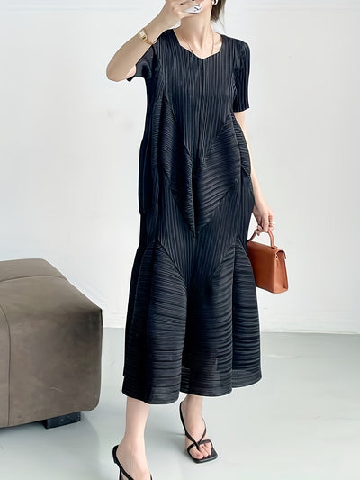 Elegantes Miyake-Kleid mit quadratischem Ausschnitt - Plisseerock im Pod-Stil