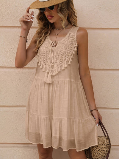 Sommerkleid mit Spitze und Fransen - Weiß, ärmelloser V-Ausschnitt
