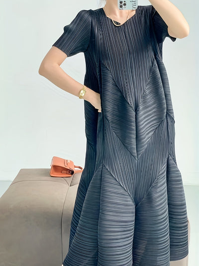 Elegantes Miyake-Kleid mit quadratischem Ausschnitt - Plisseerock im Pod-Stil