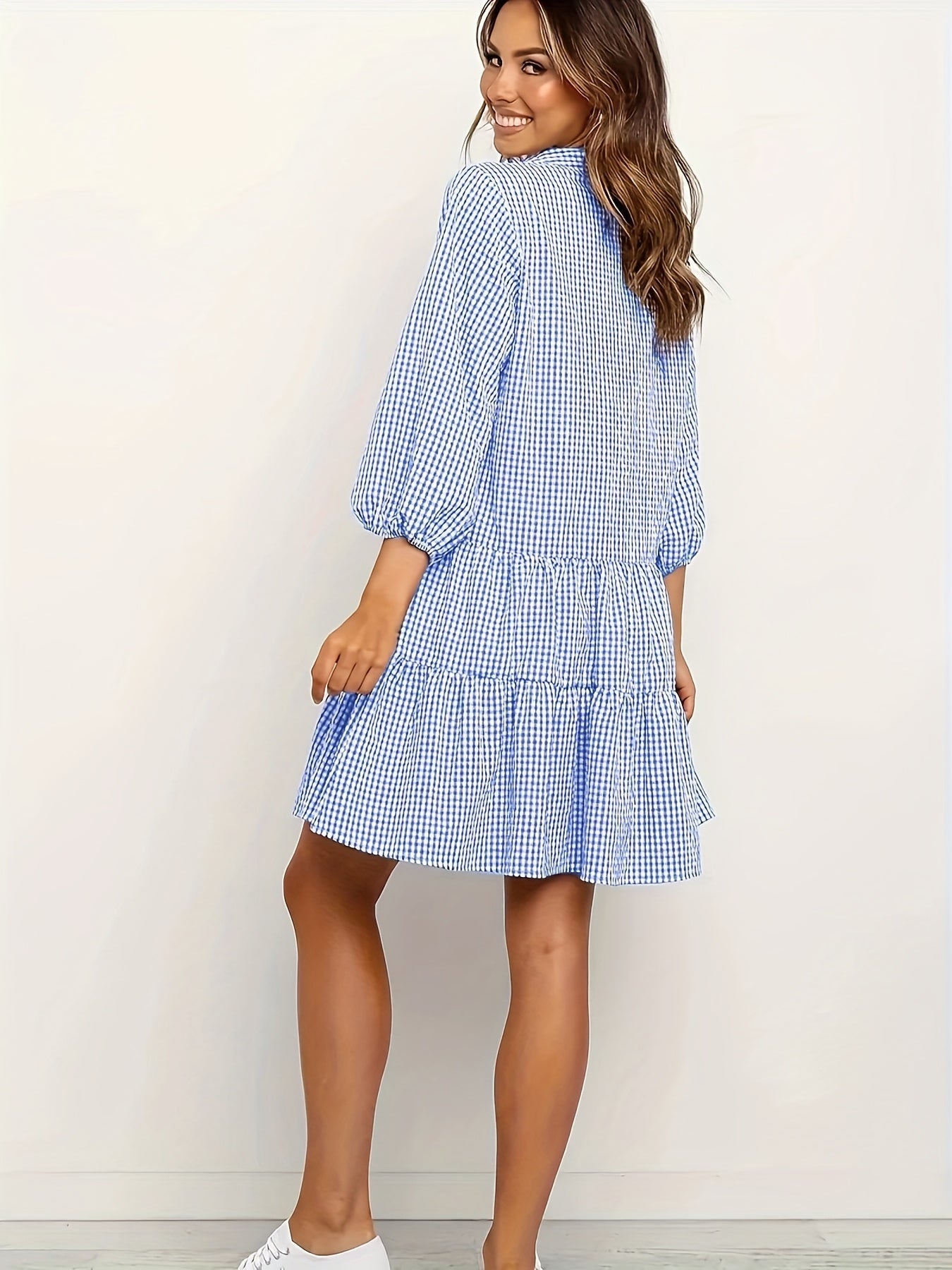 Sommerliches Midikleid mit V-Ausschnitt, Knopfleiste und Karomuster