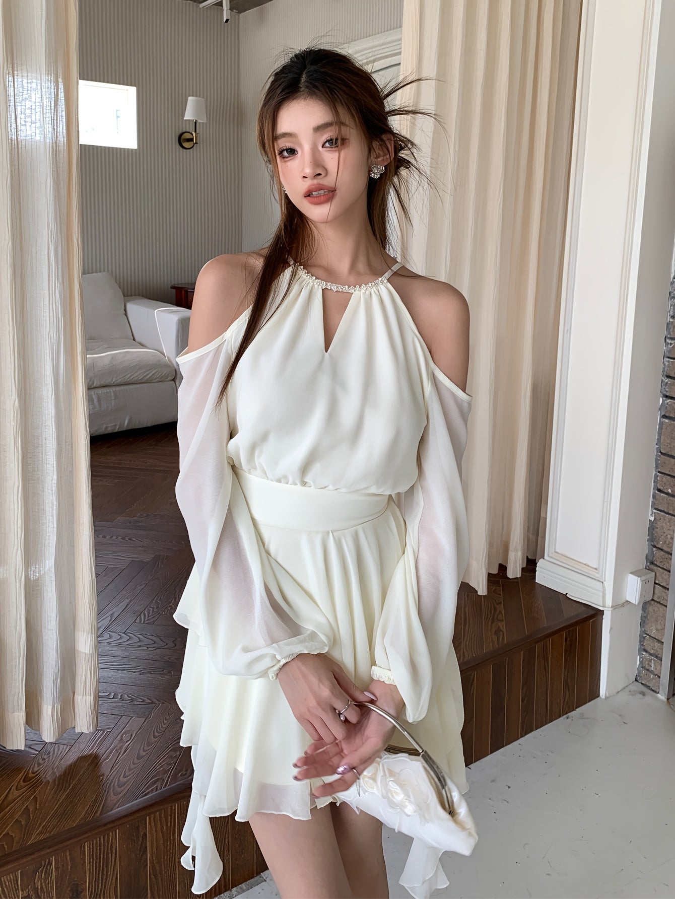 Stylisches ärmelloses Damenkleid mit Neckholder-Ausschnitt