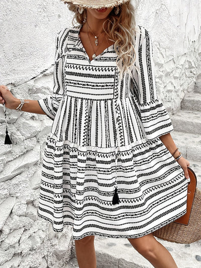 A-Linien-Kleid mit geometrischem Muster und Ärmeln mit Volants