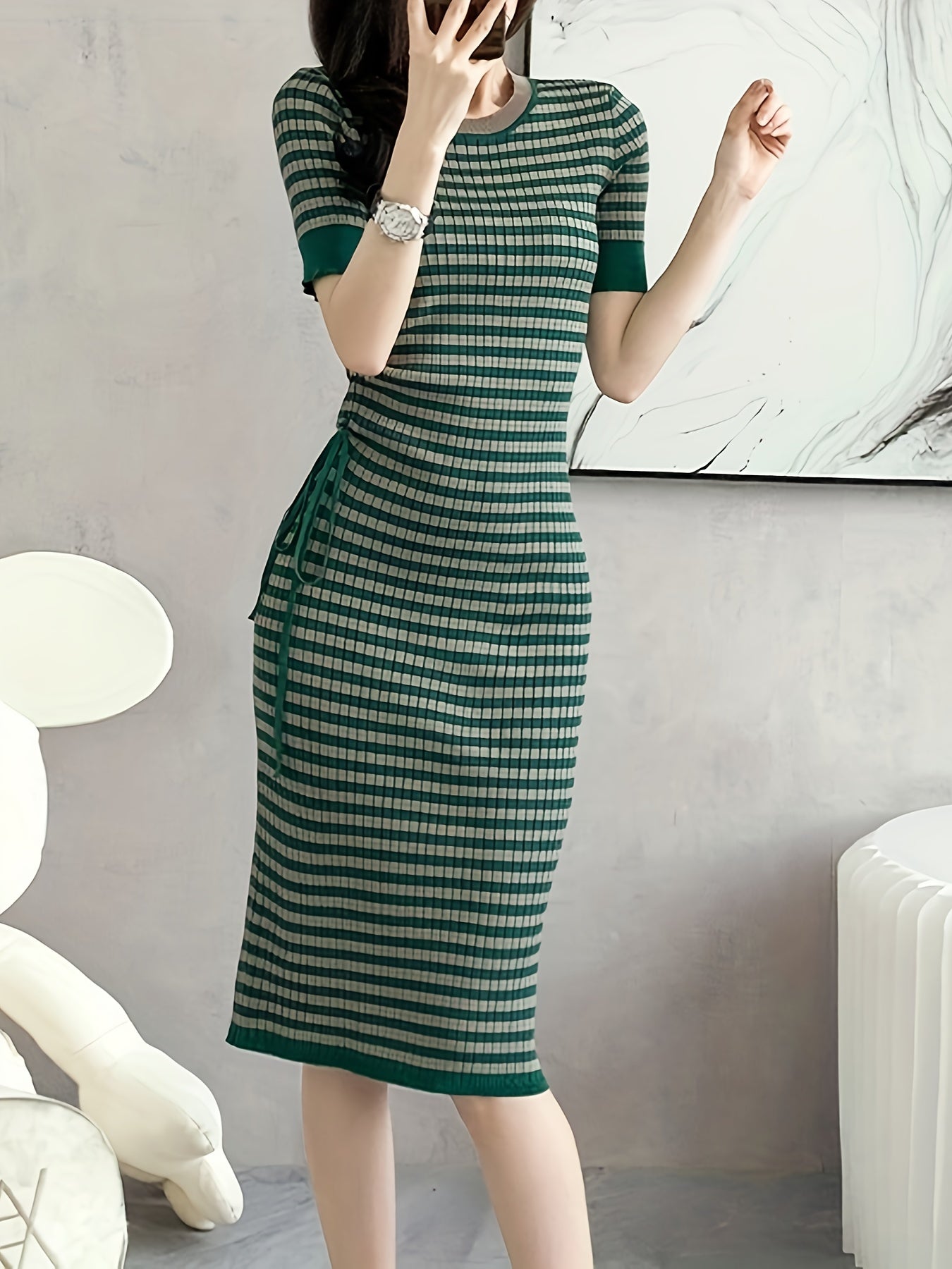 Elegantes Bodycon-Kleid mit kurzen Ärmeln - Gestreift mit Knitterfalte
