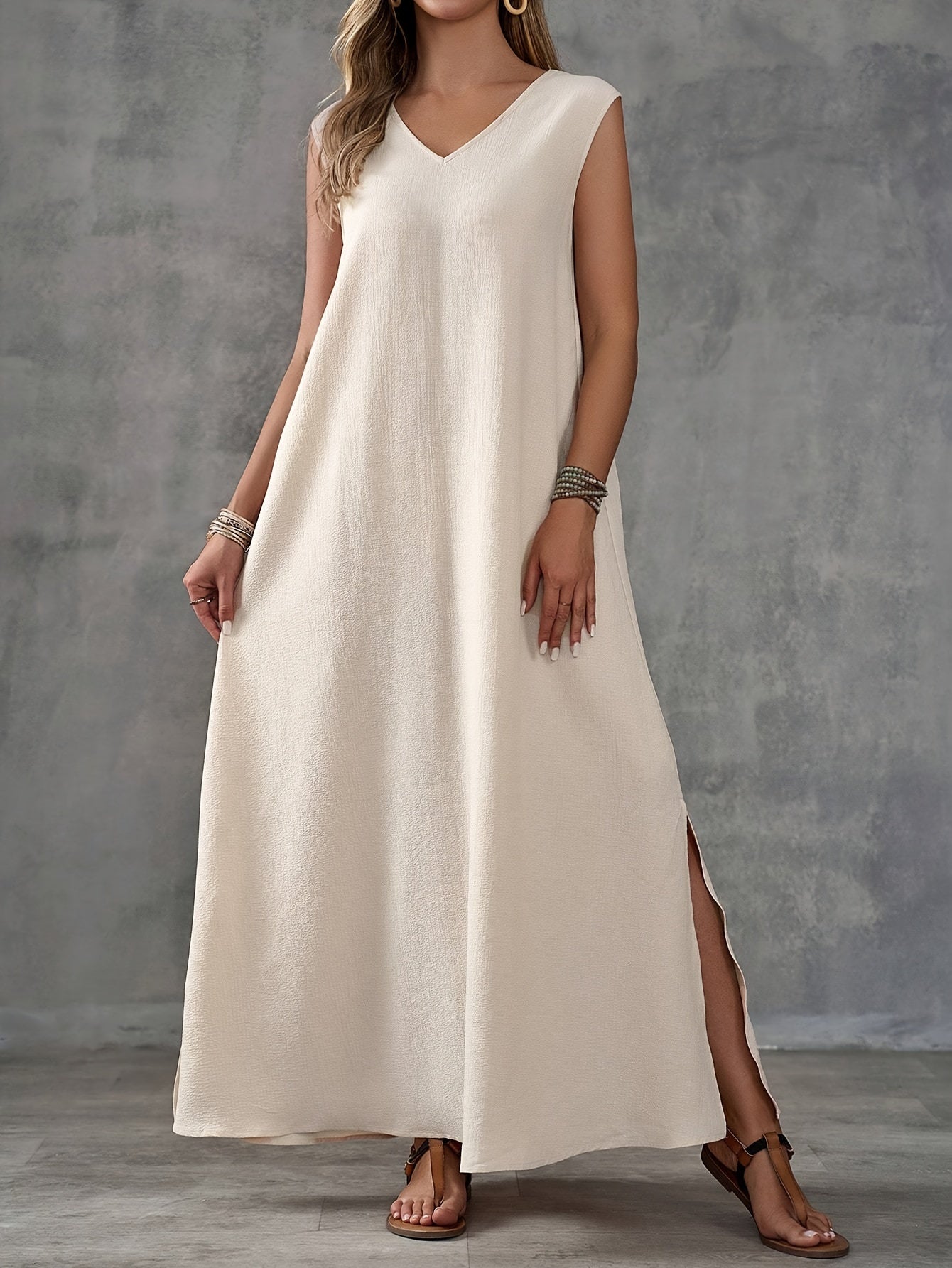 Ärmelloses Damenkleid mit V-Ausschnitt und seitlichem Schlitz