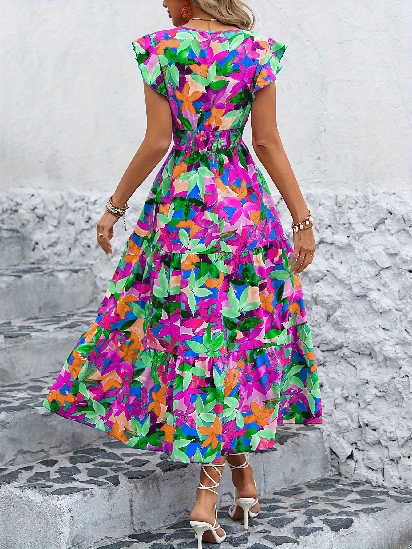 Stilvolles Maxikleid mit Blumenmuster, V-Ausschnitt und gerafftem Rock