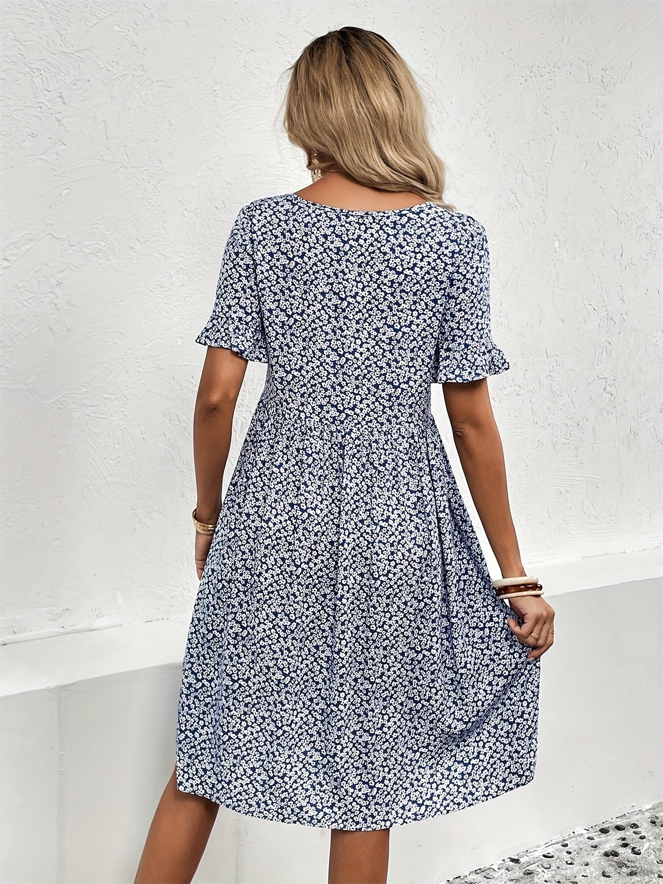 Blaues geblümtes Midikleid mit Volants für den Sommer