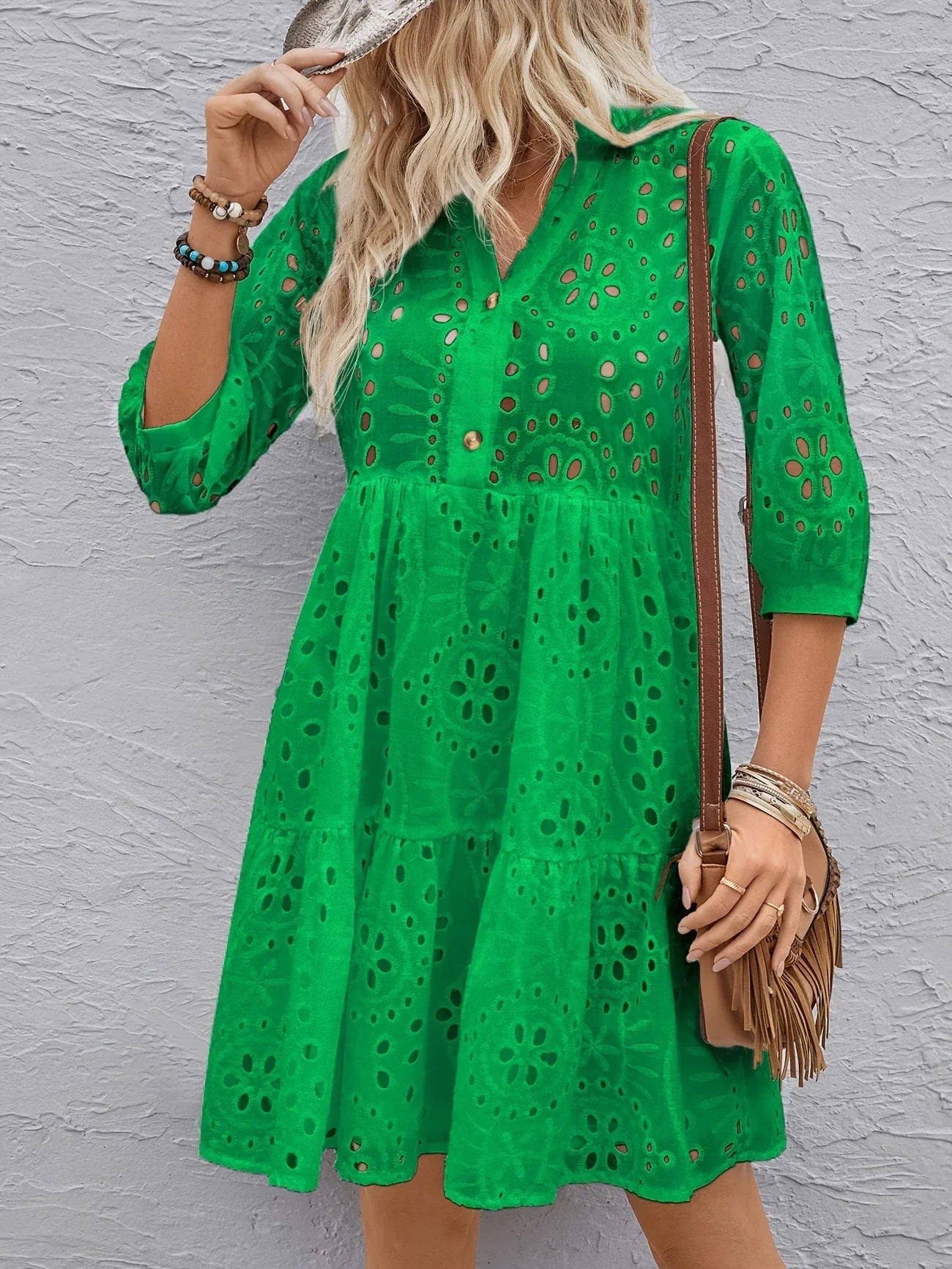 Grünes Cut-Out-Kleid mit V-Ausschnitt – Elegantes Sommerkleid in A-Linie mit Knopfleiste.