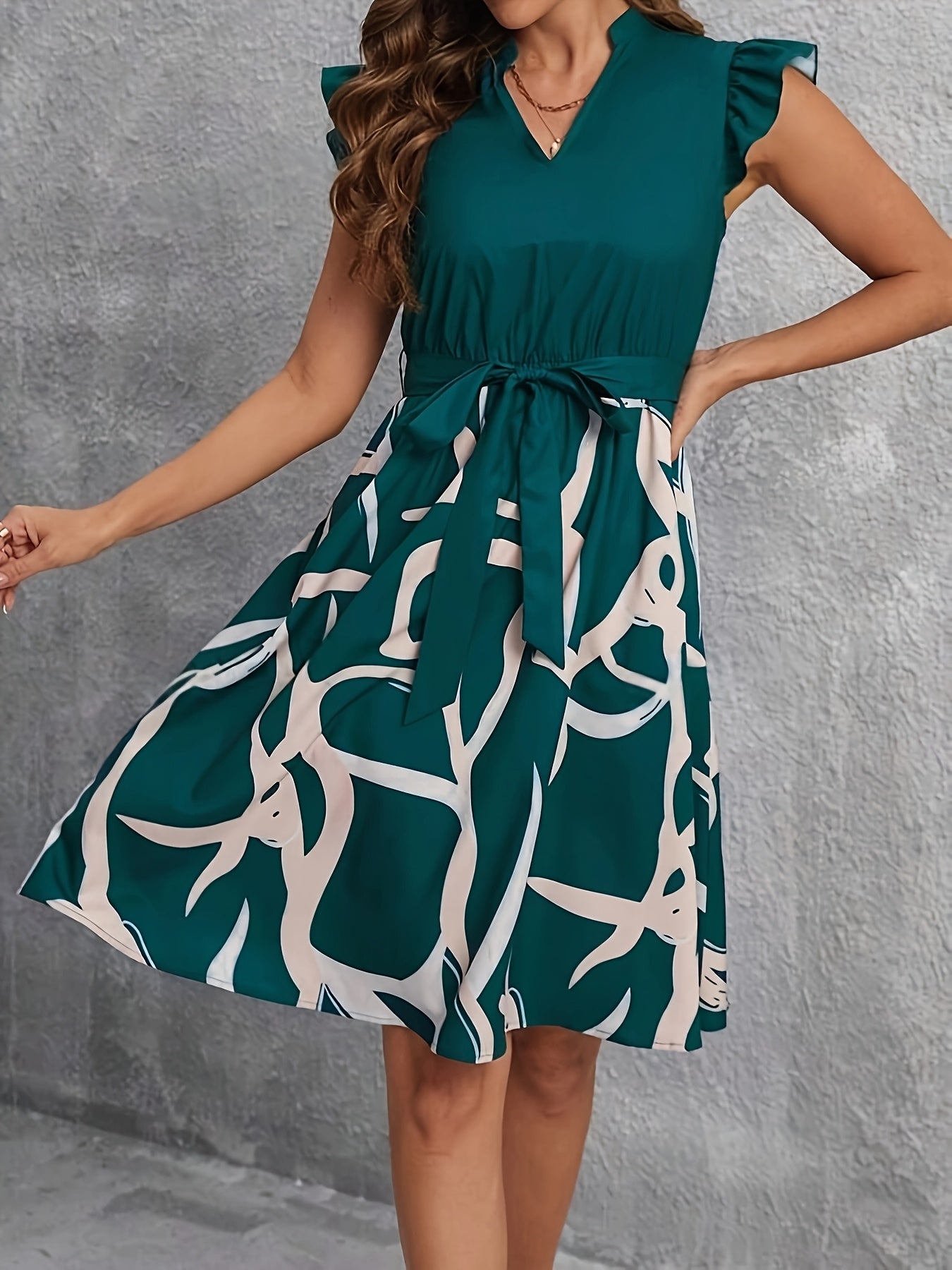 Grünes Sommerkleid mit Blumenmuster und Volants