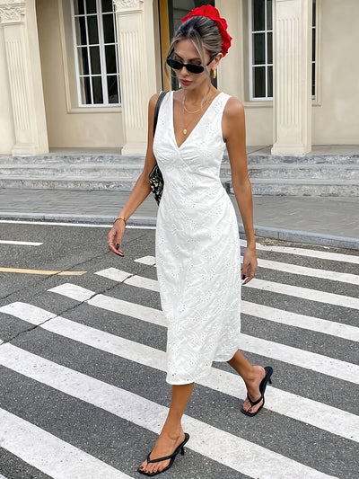 Elegantes weißes Spitzenabendkleid mit spitzem Ausschnitt und betonter Taille
