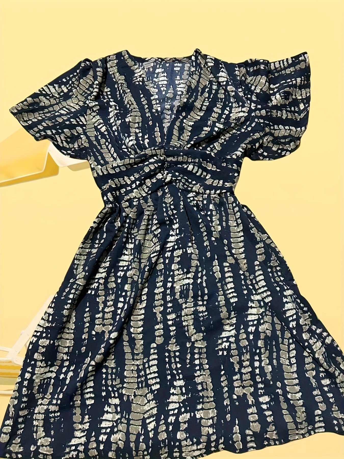 Elegantes Damen-Midikleid mit Streifen und V-Ausschnitt