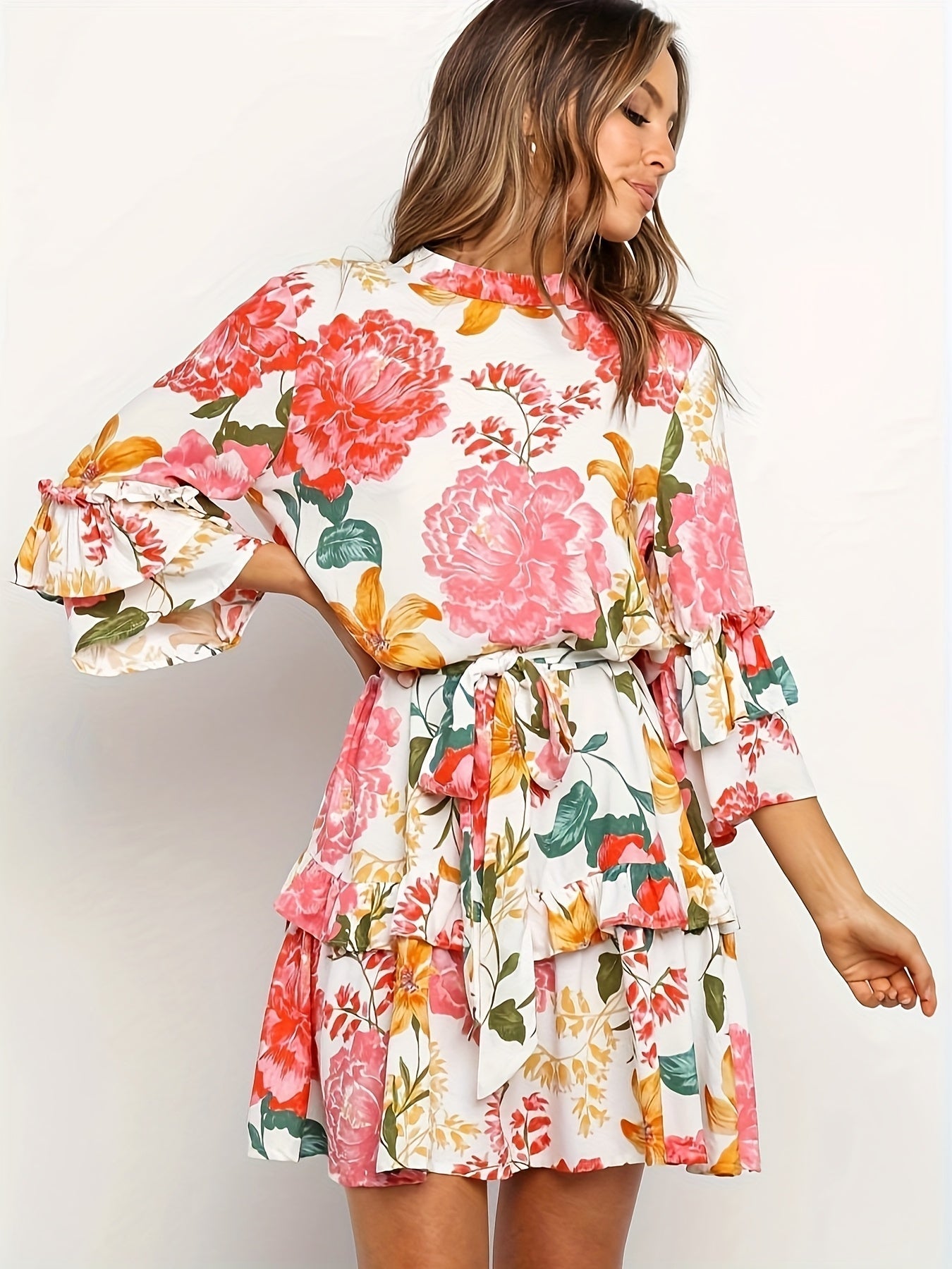 Rosa Sommerkleid für Frauen mit Blumenmotiv, in der Taille mit Rüschen gebunden