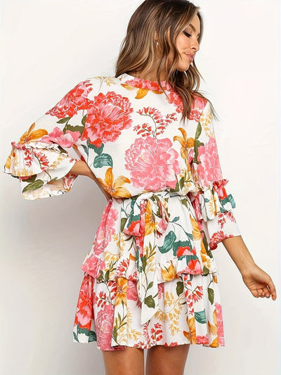 Rosa Sommerkleid für Frauen mit Blumenmotiv, in der Taille mit Rüschen gebunden