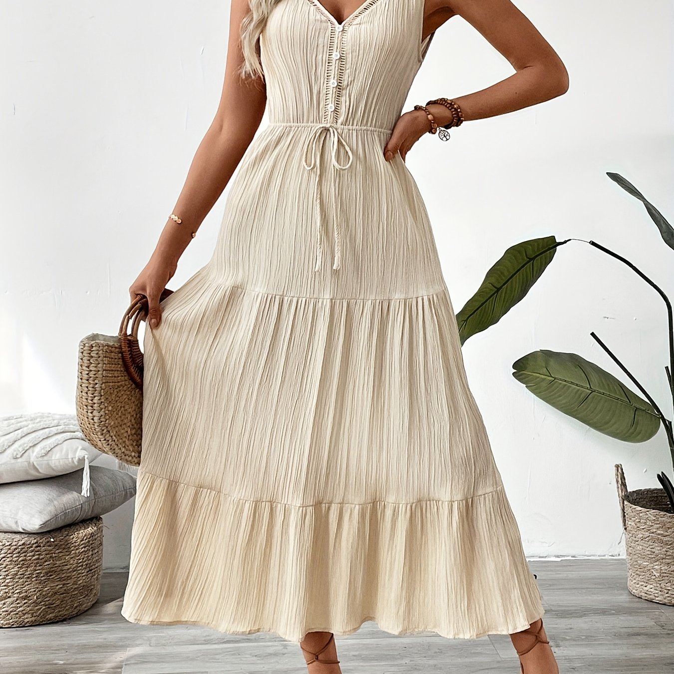 Beigefarbenes Sommerkleid mit V-Ausschnitt, ärmellos, leicht und luftig.