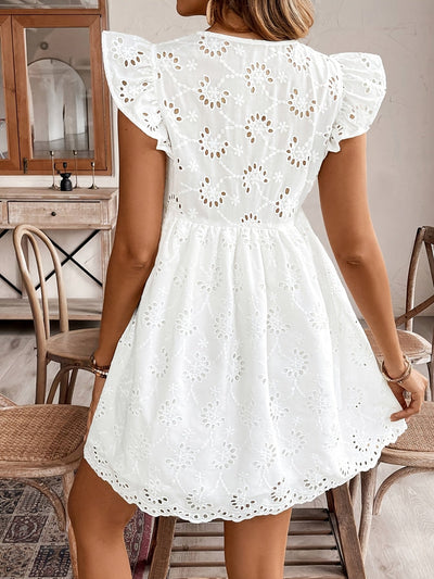 Weißes Sommerkleid mit eleganter, leichter Spitze und kurzen Ärmeln