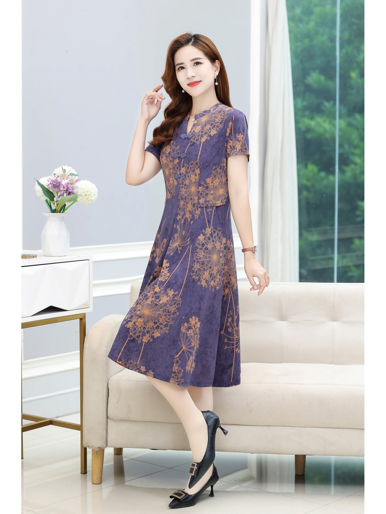 Floral gemustertes Kleid mit frechem Ausschnitt - kurze Ärmel - für Damen
