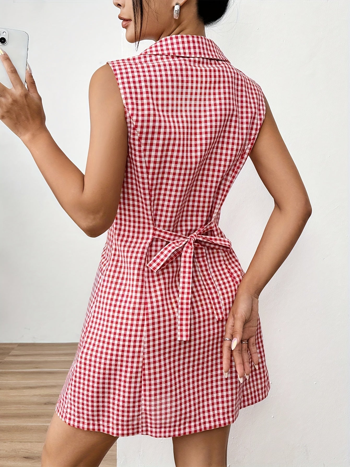 Elegantes ärmelloses Kleid in Rot und Weiß mit Karomuster