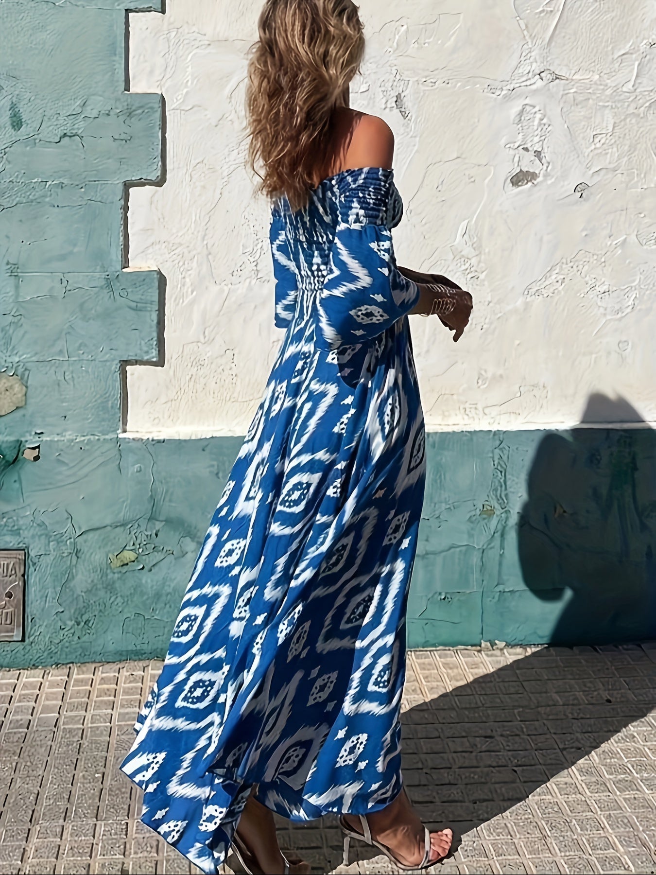 Maxikleid mit Rüschen - trägerlos mit blauen und roten Motiven