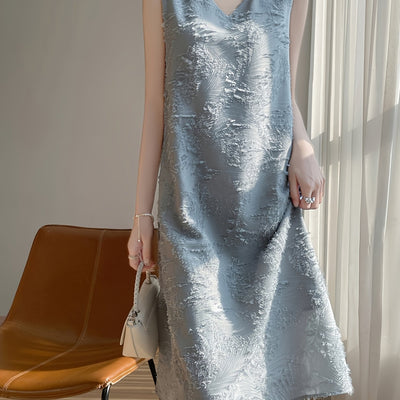 Elegantes ärmelloses Damenkleid mit frechem Ausschnitt - mit kaskadierenden Quasten