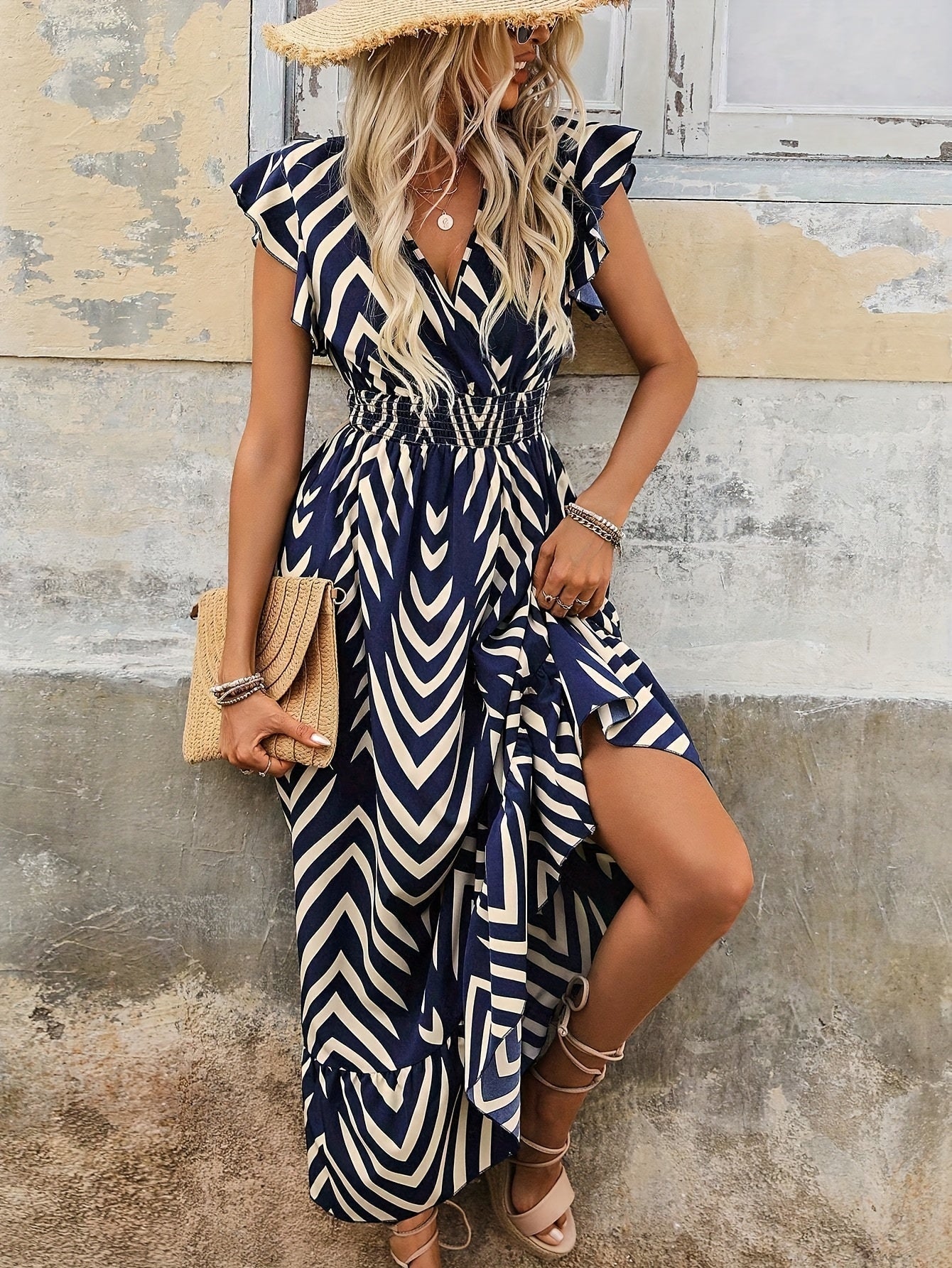 Kleid mit Bouffant-Ärmeln und Rüsche - Geometrischer Chic