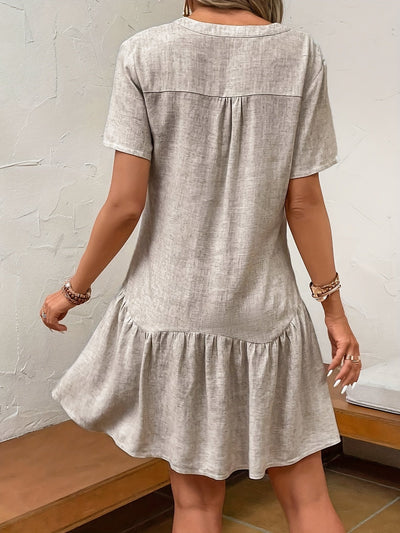 Graues Sommer-Midikleid mit Rüsche und Tasche