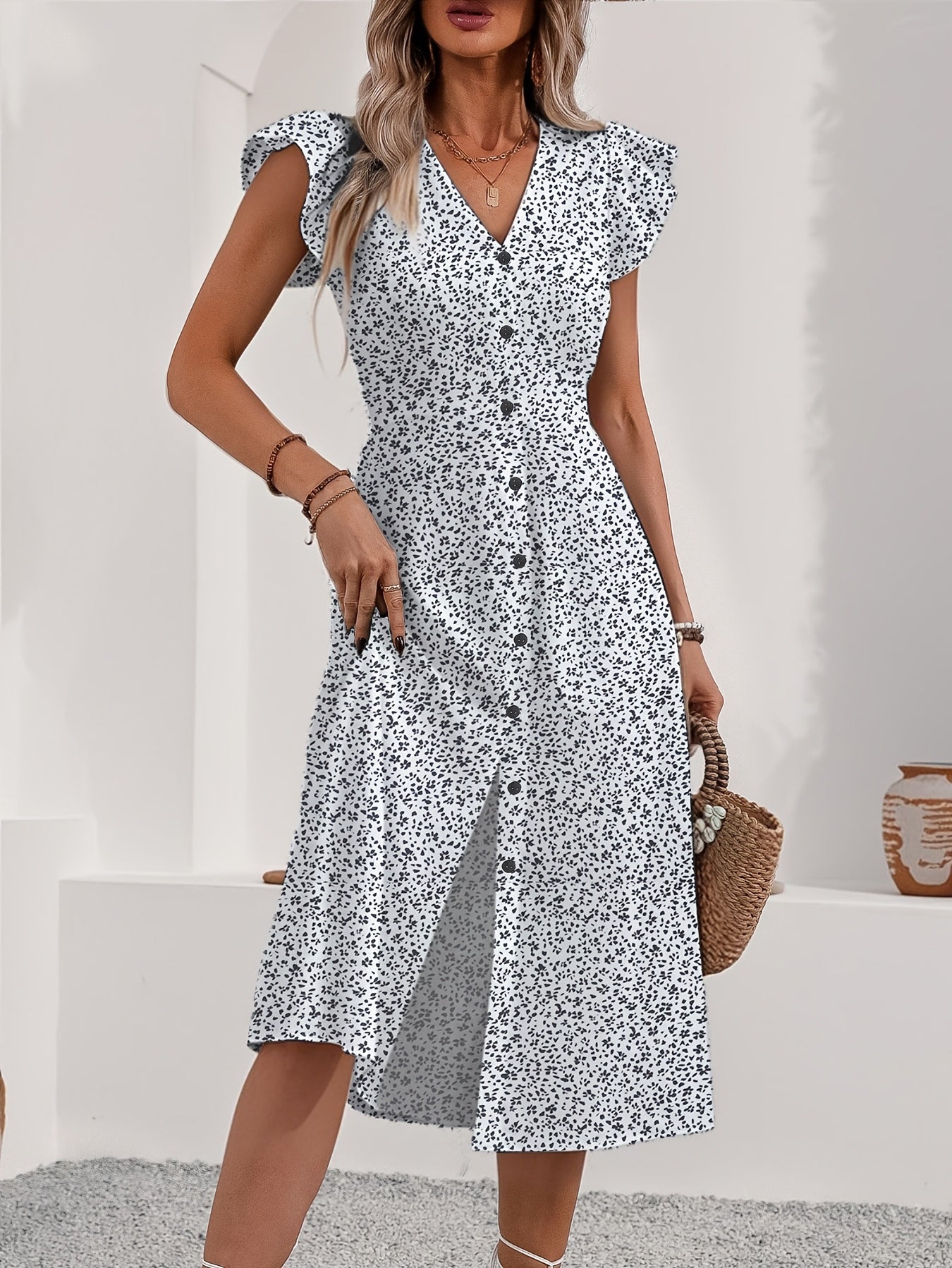 Geblümtes Kleid mit Volants, V-Ausschnitt, Knöpfen - Sommerliche Eleganz