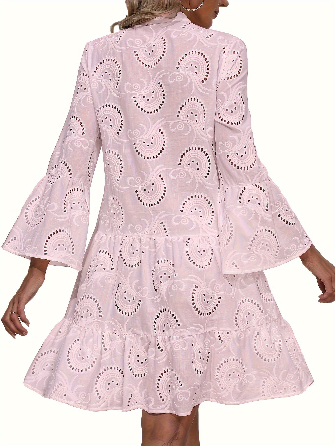 Elegantes Grünes Kleid mit V-Ausschnitt und Bestickten Glockenärmeln